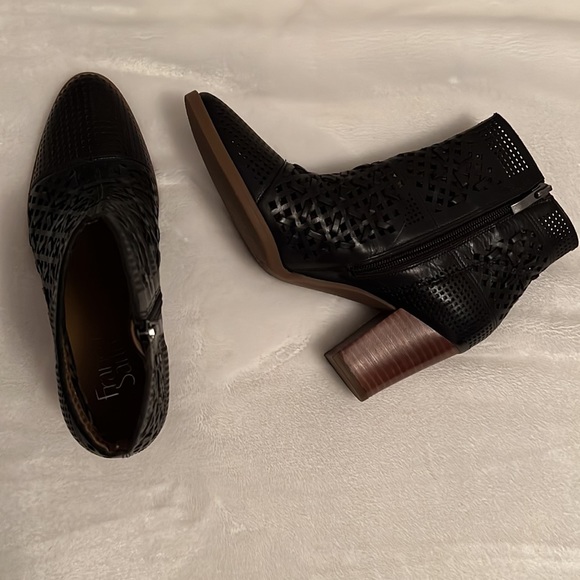 NWOT Franco Sarto Damsel Black Leather Booties - Picture 4 of 11